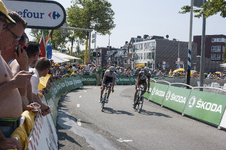 910361 Afbeelding van wielrenners en toeschouwers op de Croeselaan te Utrecht, tijdens de officiële start van de Tour ...